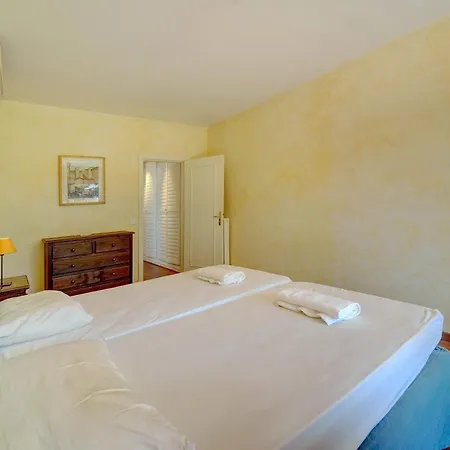 Comfortable 3 Bedroom, Superb South Terrace *