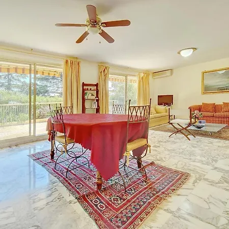 Comfortable, Superb South Terrace Apartment
