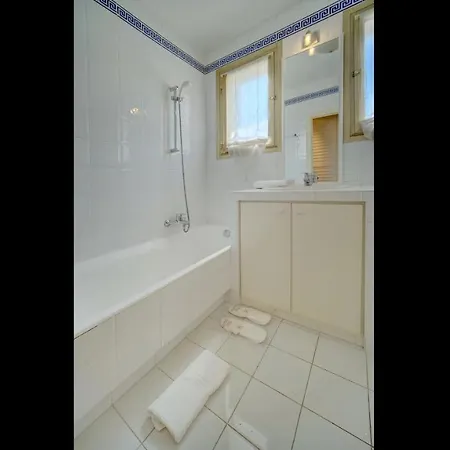 Comfortable 3 Bedroom, Superb South Terrace *