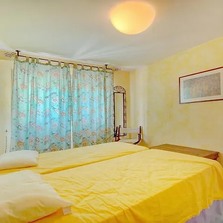 Comfortable 3 Bedroom, Superb South Terrace *