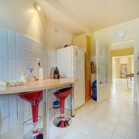 Comfortable 3 Bedroom, Superb South Terrace *