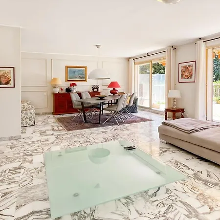 Comfortable 3 Bedroom, Superb South Terrace *